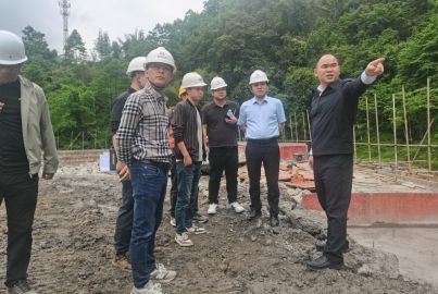 烟峰镇与蜀能矿产联合督导C321大风顶“幸福美丽乡村路”项目建设