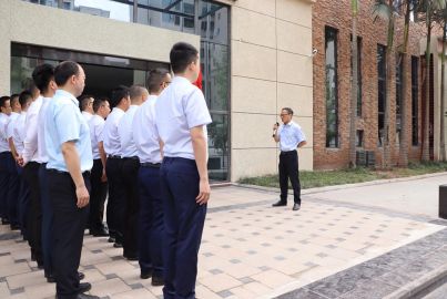 蜀能矿产举行办公楼揭牌暨升国旗仪式