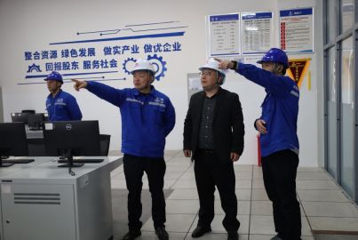 乐山市经济信息化局党组成员、副局长谭瑞鹏一行赴蜀能矿产磷酸铁锂厂调研
